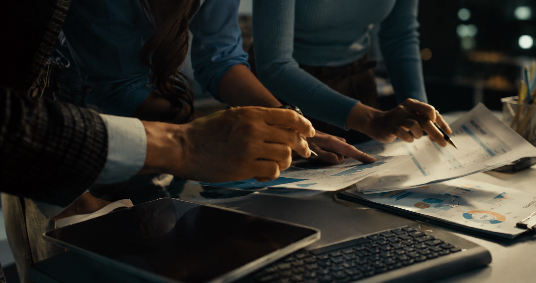 Equipe analisando gráficos e dados financeiros sobre uma mesa